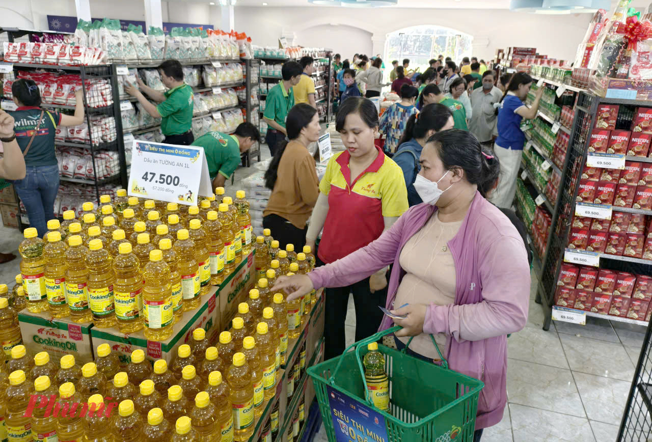 Không gian mua sắm tại Siêu thị mini 0 đồng, được thiết kế rất nhiều các quầy hàng, với nhiều mặt hàng lương thực, thực phẩm, hàng hóa nhu thiết yếu khác 