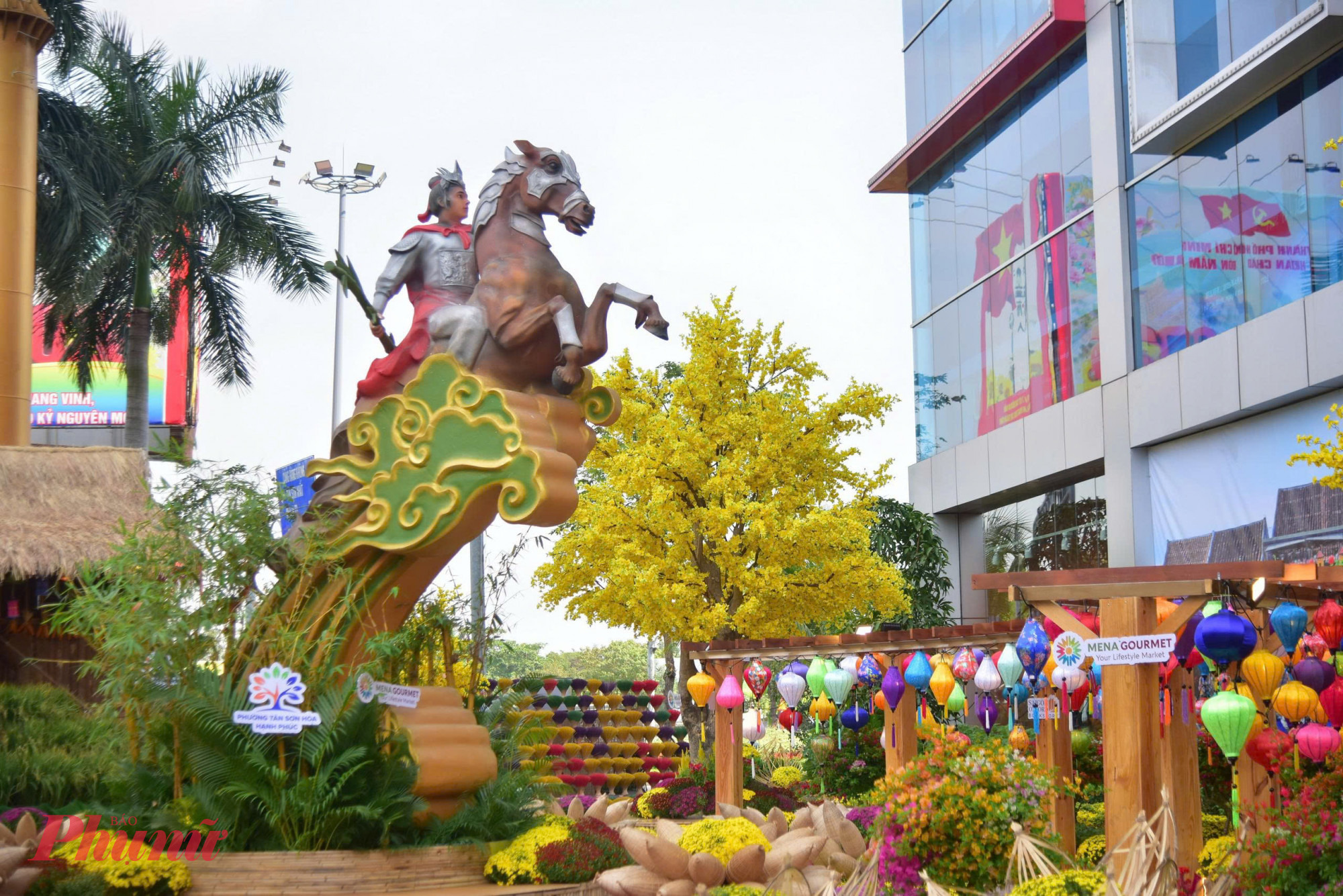 Điểm nhấn trung tâm của không gian năm nay chính là hình tượng Thánh Gióng cưỡi ngựa sắt bay về trời, tượng trưng cho sức mạnh quật cường và khát vọng vươn tầm của dân tộc trong kỷ nguyên mới. 