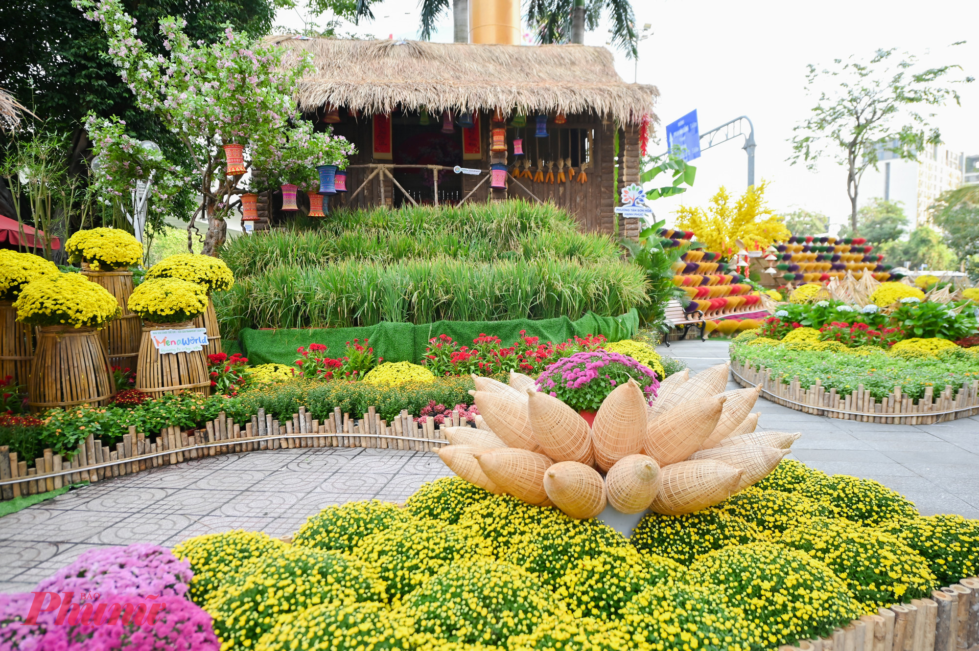 Trong không gian đậm chất di sản, du khách sẽ bắt gặp hình ảnh Nhà sàn Tây Bắc mộc mạc bên những thửa ruộng bậc thang,