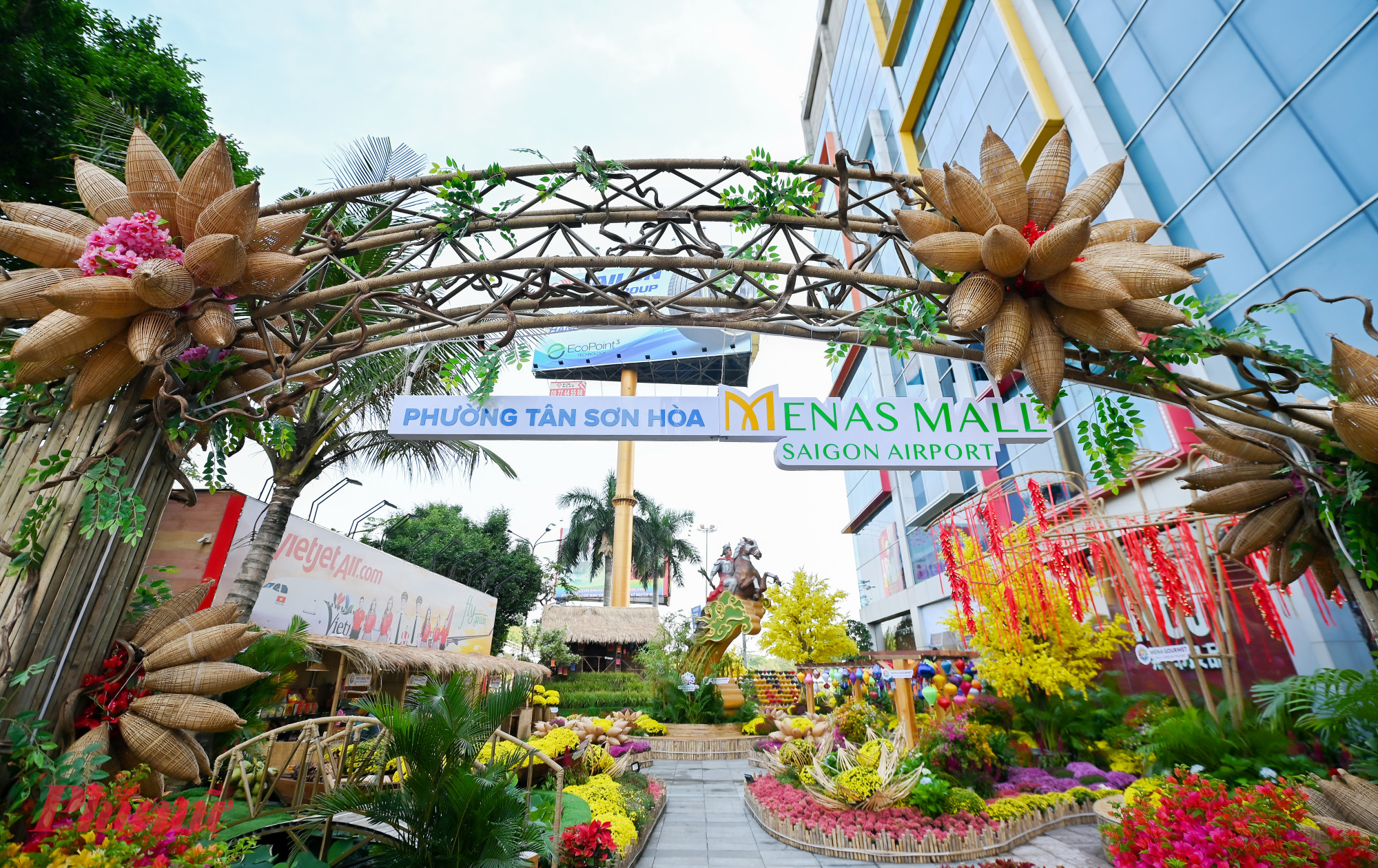 Tọa lạc tại vị trí đắc địa ngay cạnh sân bay Tân Sơn Nhất, đường hoa Xuân Menas kéo dài từ đường Trường Sơn đến Hồng Hà (quận Tân Bình, TPHCM) và được xem là đường hoa có quy mô lớn nhất khu vực phía bắc TPHCM.