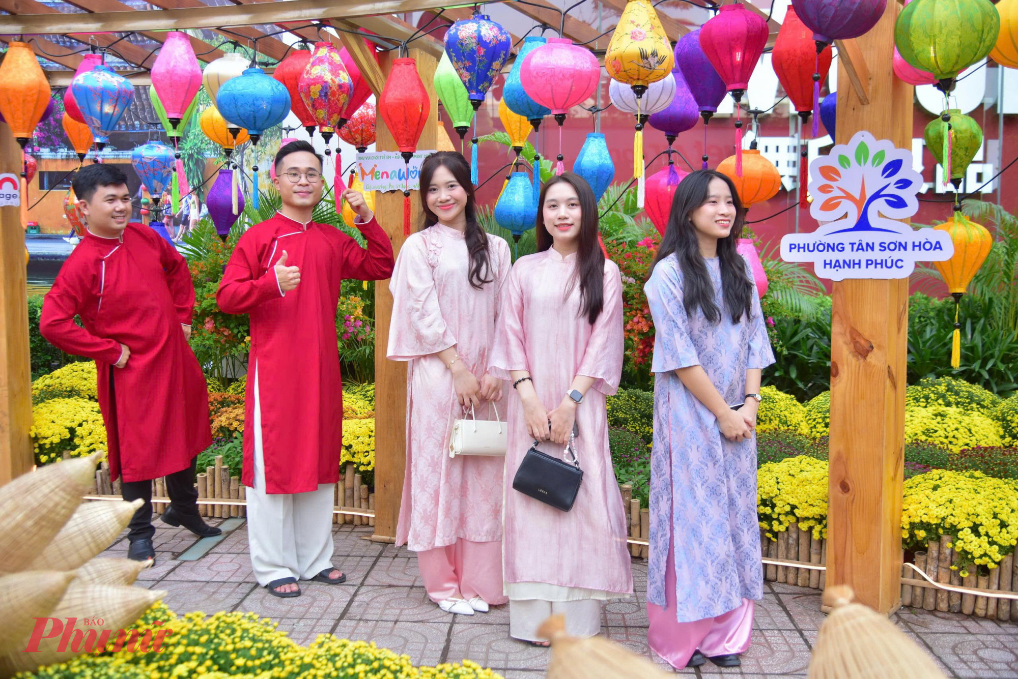 Ngay trong sáng hôm nay, đường hoa đã đón nhiều du khách đến tham quan, chụp hình. Thời gian mở cửa kéo dài từ ngày 31/1 đến hết ngày 23/2/2026 và dự kiến thu hút hơn 500.000 lượt khách tham quan, thưởng lãm trong dịp Tết Nguyên Đán Bính Ngọ