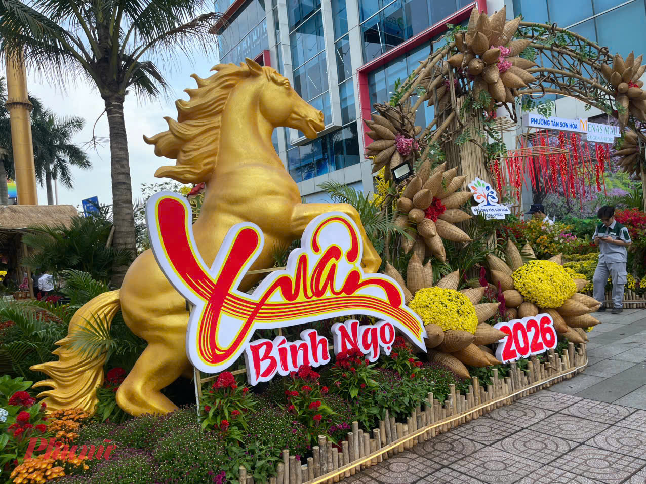 Tọa lạc cạnh sân bay Tân Sơn Nhất, đường hoa Xuân Menas kéo dài từ đường Trường Sơn đến Hồng Hà (quận Tân Bình, TPHCM) là một trong những đường hoa có quy mô lớn quen thuộc với người dân khu vực phía bắc TPHCM và du khách trong, ngoài nước đến TPHCM thời gian này hàng năm.