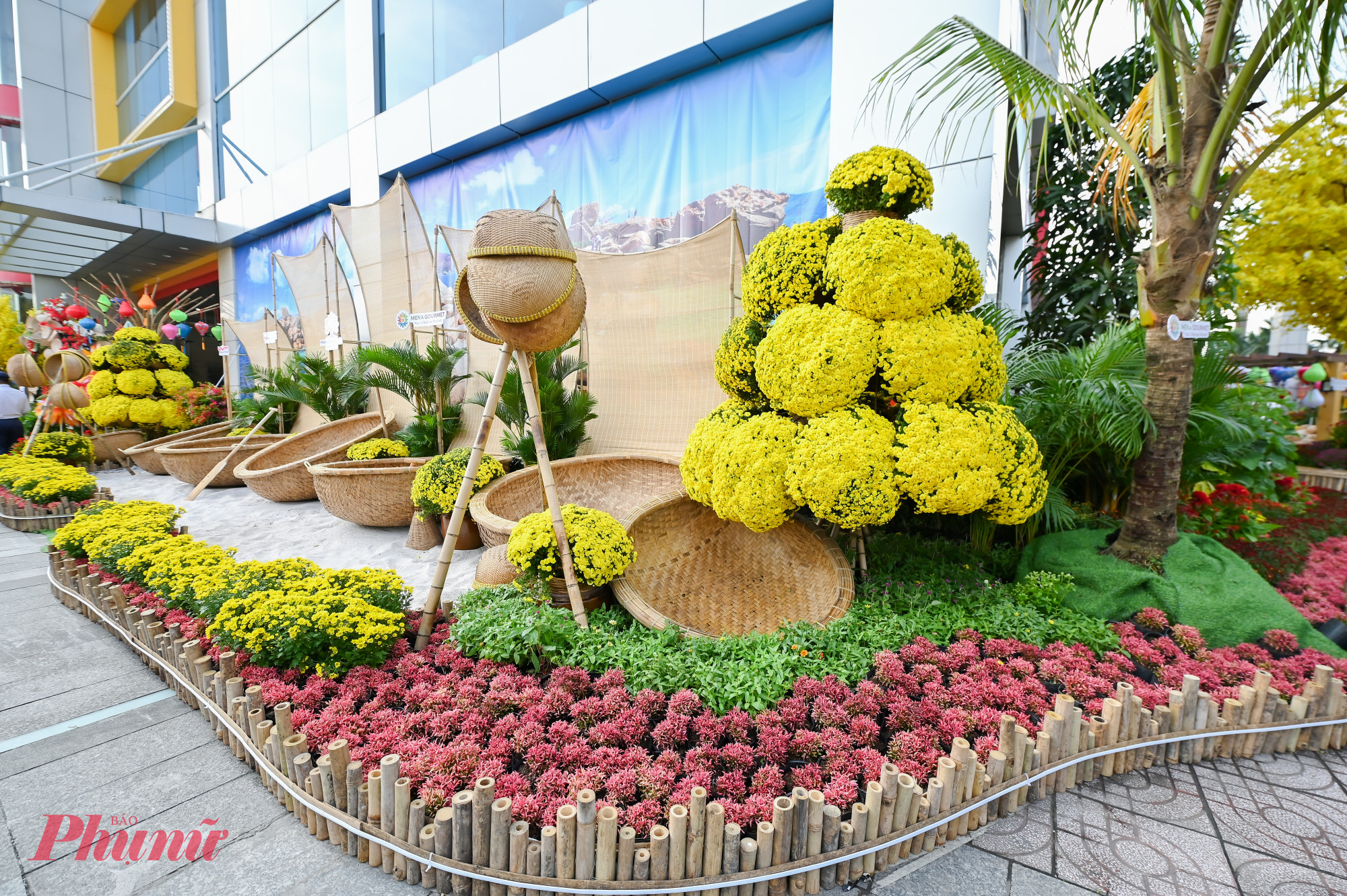 , Làng hương rực rỡ sắc màu của miền Trung và Bến thuyền Hồ Sen thanh khiết đặc trưng của vùng đất Nam Bộ