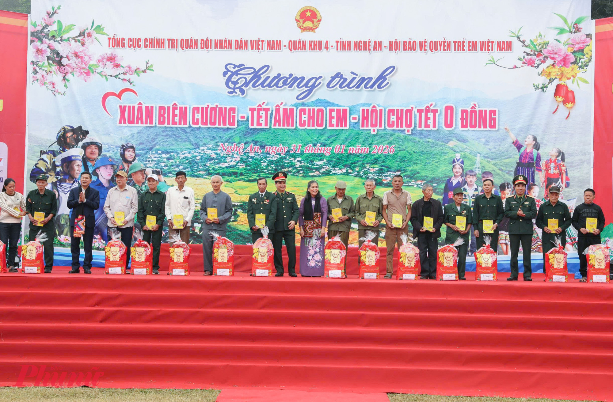 Đại diện Ban Tổ chức tặng quà tết cho các gia đình chính sách trên địa bàn xã Tam Thái