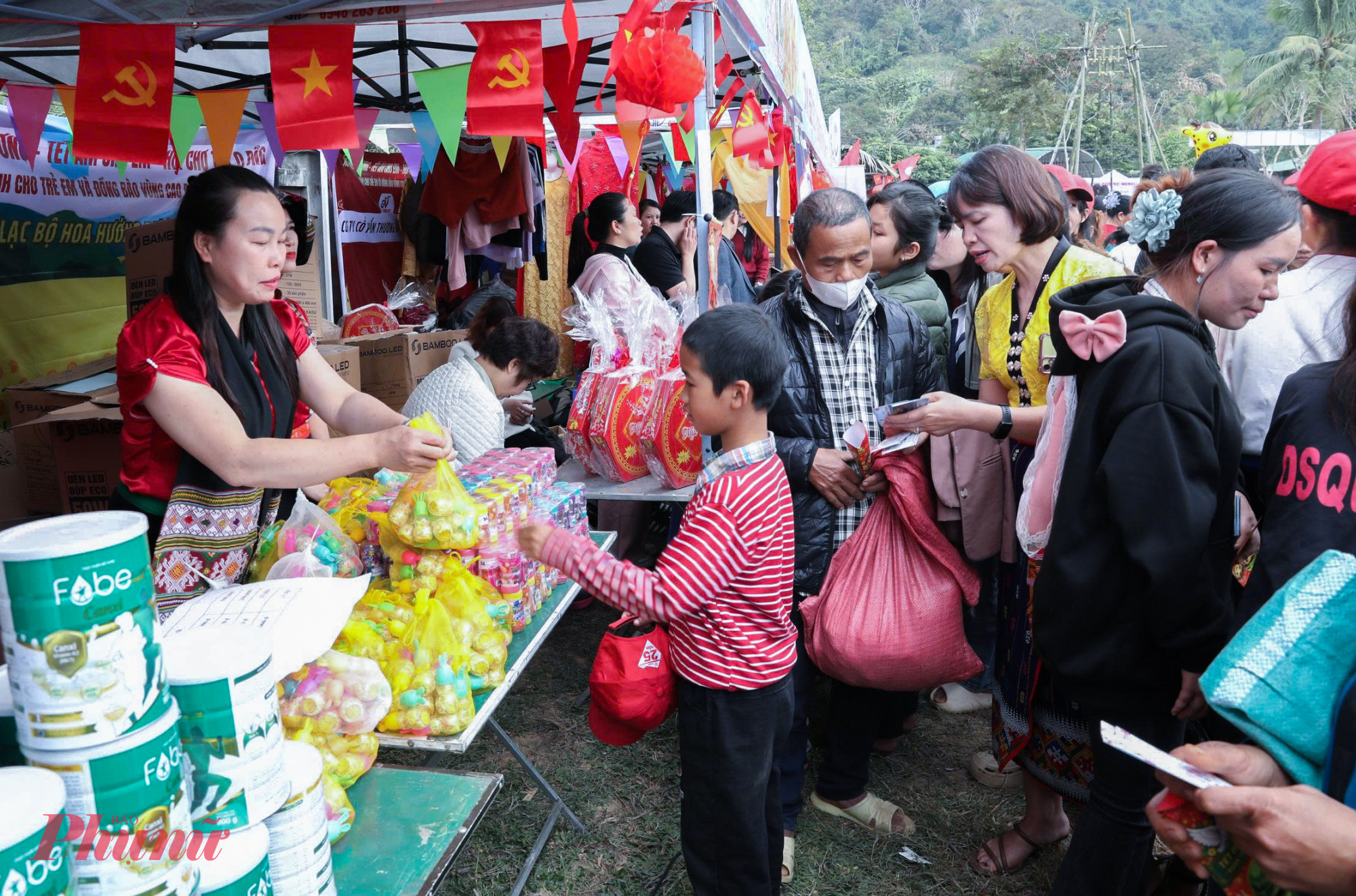 Nhiều mặt hàng, nhu yếu phẩm được trao tới tay người dân thông qua các gian hàng “Hội chợ Tết 0 đồng” 