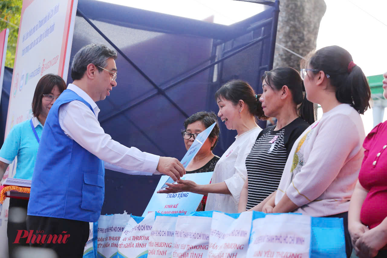 Ông Nguyễn Phước Lộc - Ủy viên Trung ương Đảng, Phó Bí thư Thành ủy, Chủ tịch Ủy ban MTTQ Việt Nam TPHCM và bà Võ Ngọc Thanh Trúc - Ủy viên Ban Thường vụ Thành ủy, Phó Chủ tịch Ủy ban MTTQ Việt Nam thành phố, Chủ tịch Hội LHPN thành phố