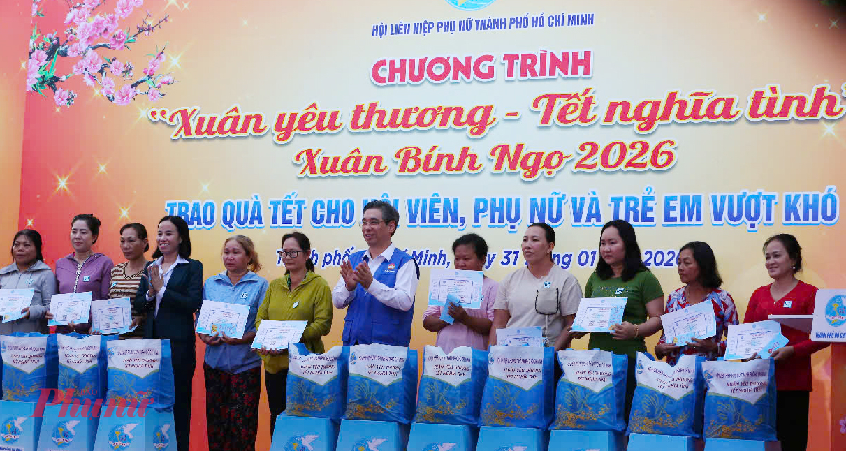 Ông Nguyễn Phước Lộc - Ủy viên Trung ương Đảng, Phó Bí thư Thành ủy, Chủ tịch Ủy ban MTTQ Việt Nam TPHCM và bà Võ Ngọc Thanh Trúc - Ủy viên Ban Thường vụ Thành ủy, Phó Chủ tịch Ủy ban MTTQ Việt Nam thành phố, Chủ tịch Hội LHPN thành phố - tặng thể BHYT cho phụ nữ khó khăn 