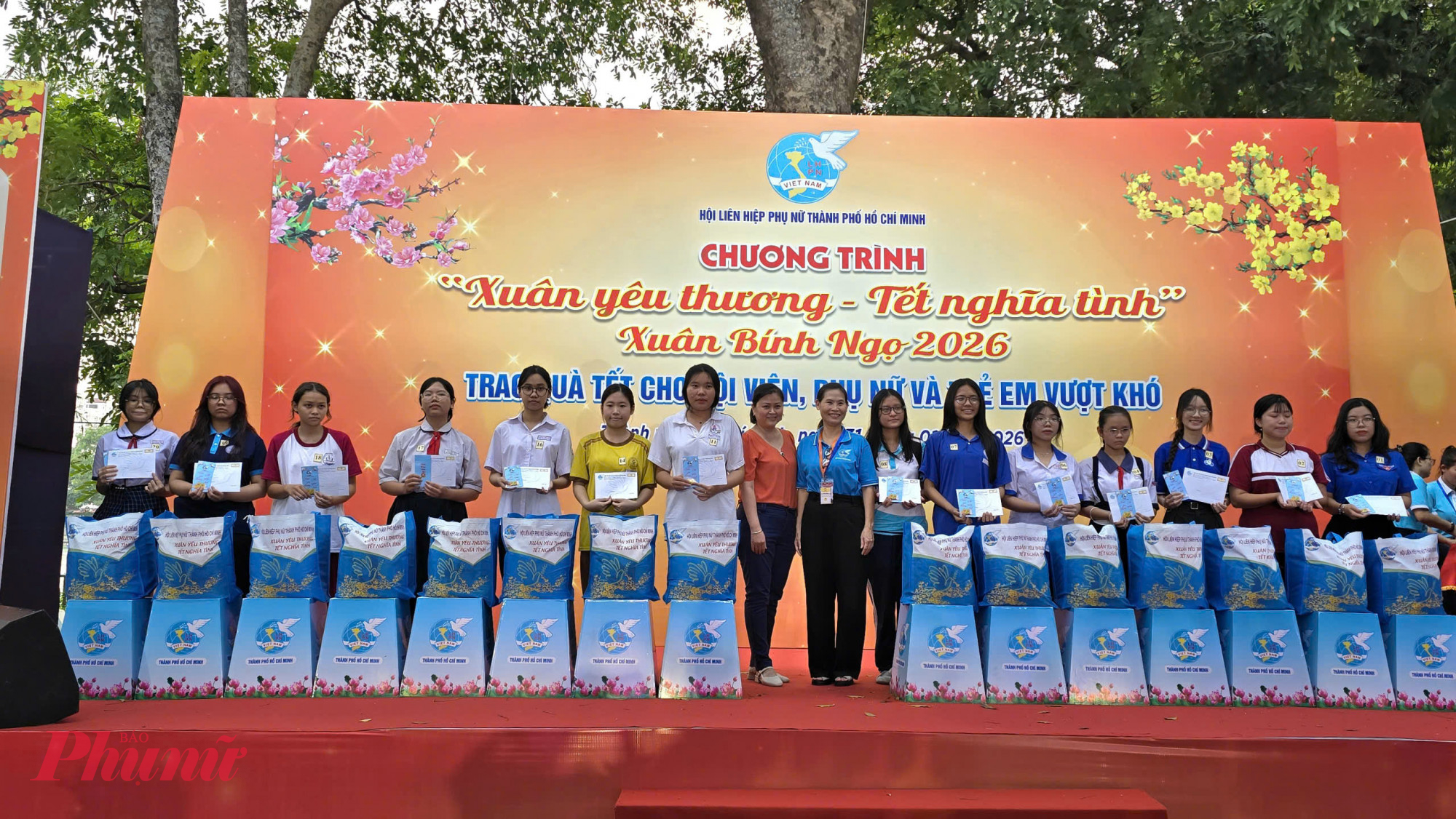 Dịp này, Hội đã trao tặng học bổng đến các em nữ sinh hiếu học, vượt khó 