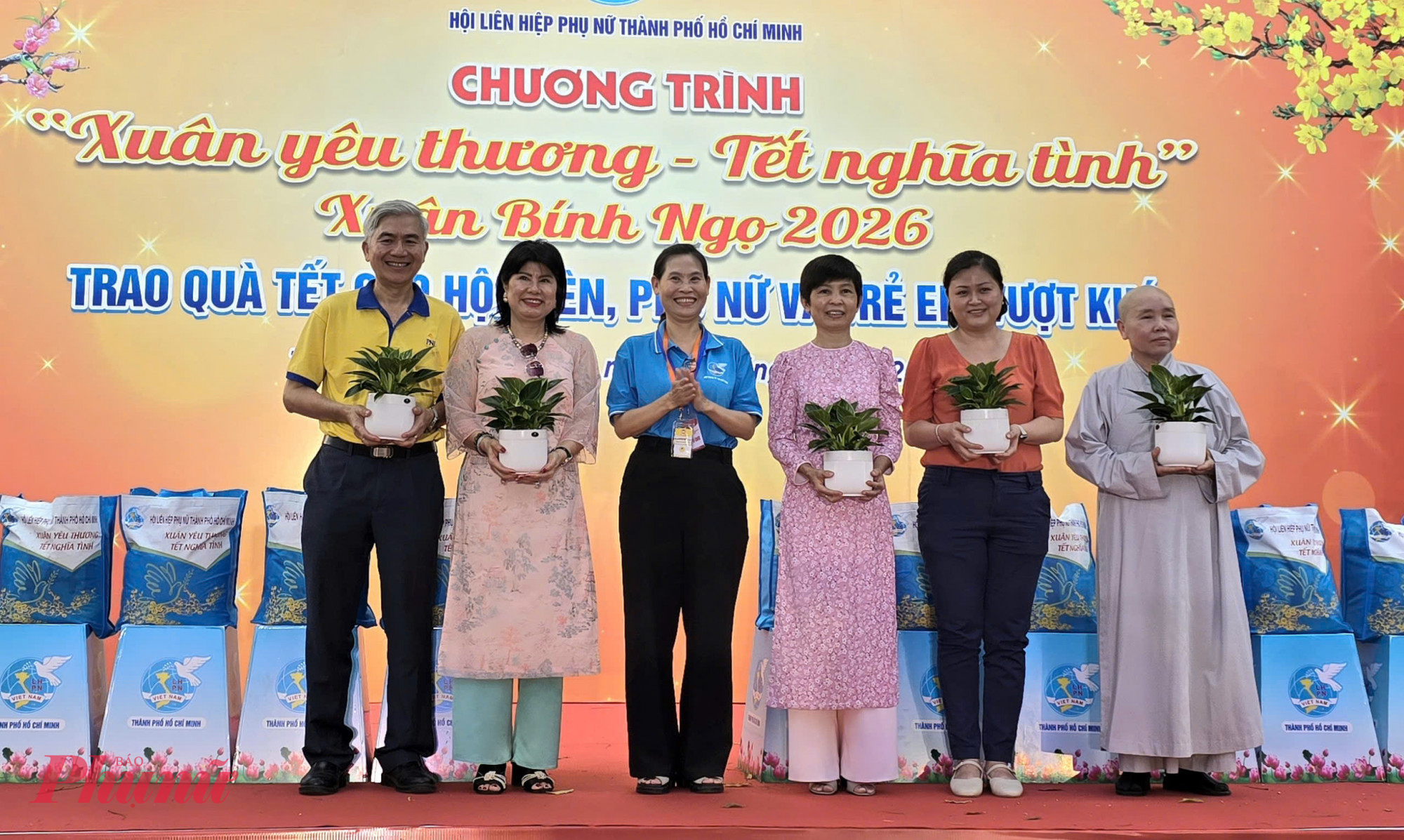 Phó chủ tịch Hội LHPN TPHCM Lê Thị Kim Thu - trao cây xanh, cảm ơn các đơn vị đã đồng hành cùng Hội thực hiện chương trình 