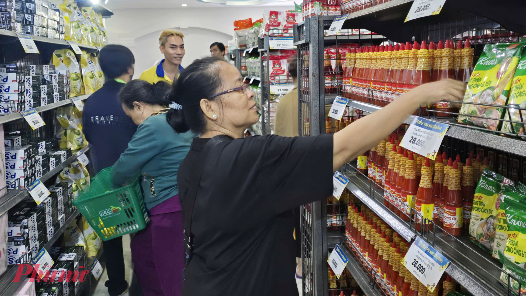 Nhiều người phấn khởi vì mua sắm không 0 đồng và được lựa chọn những mặt hàng thiết yếu, phù hợp với nhu cầu sử dụng của gia đình - Ảnh: Trang Nguyễn