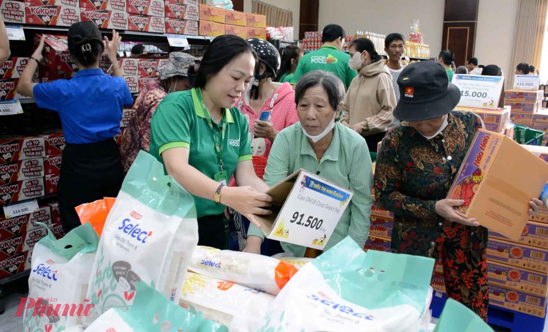 Điểm Siêu thị mini 0 đồng tại phường Bà Rịa cũng có rất đông người dân đến tham quan, mua sắm với nhiều mặt hàng phong phú