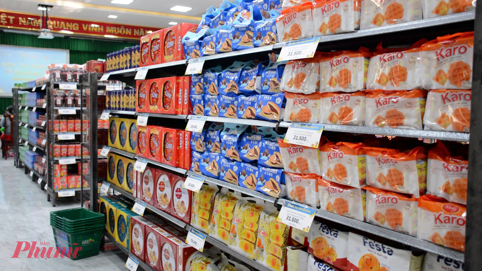 Các quầy kệ luôn đảm bảo hàng hóa cho người dân tham qua, mua sắm - Ảnh: Bích Liên 