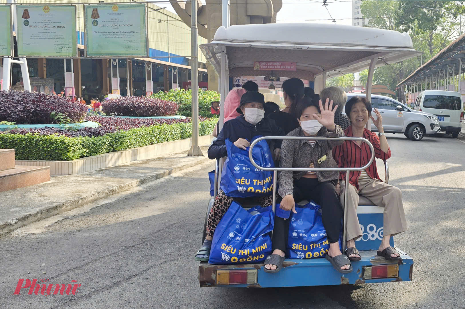 Sau khi mau sắm, người dân được ban tổ chức bố trí xe chở ra cổng để ra về 