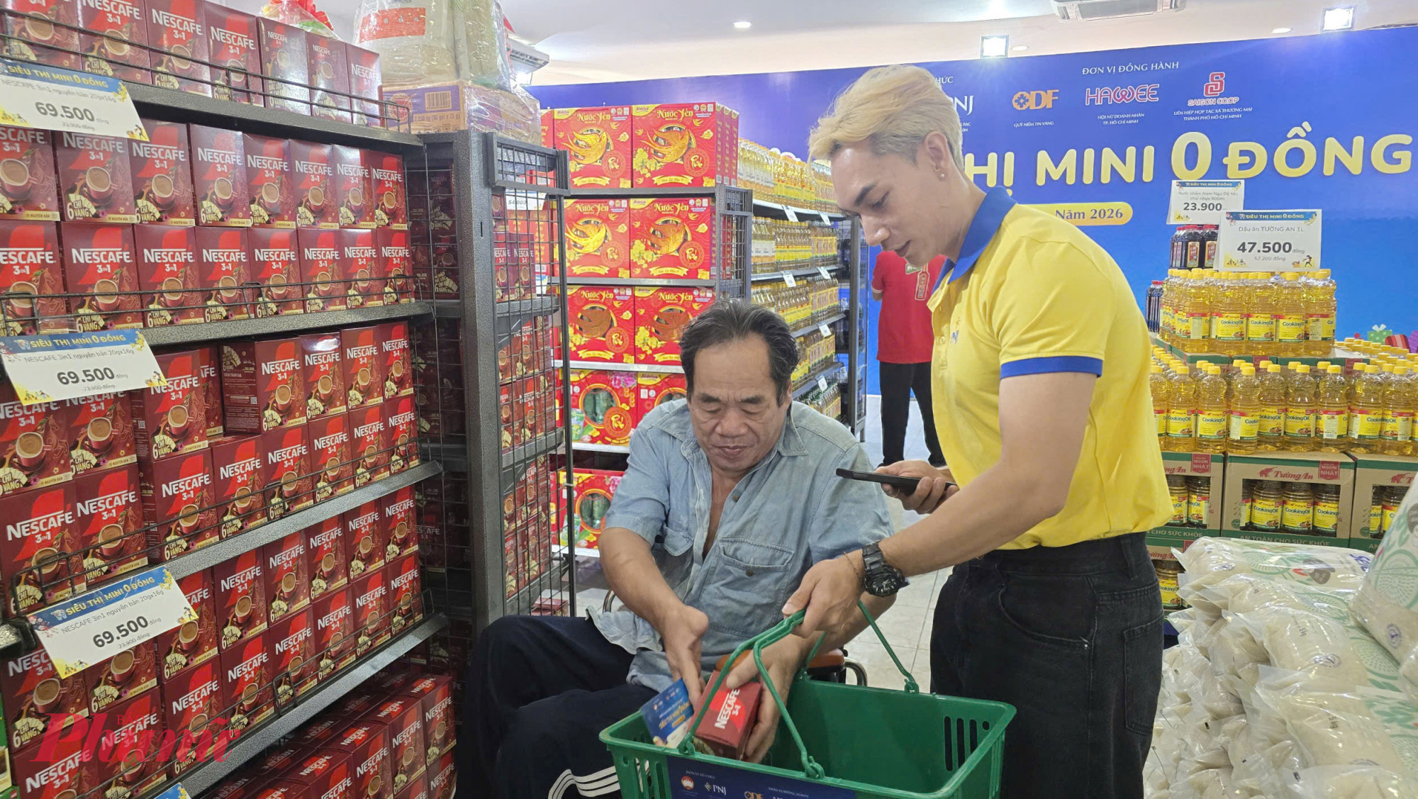 Người khuyết tật được các bạn tình nguyện hỗ trợ mua sắm tại Siêu thị mini 0 đồng - Ảnh: Trang Nguyễn