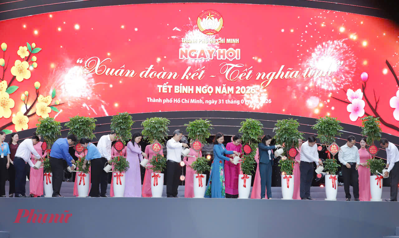 Nghi thức Khai mạc Ngày hội “Xuân đoàn kết – Tết Nghĩa tình” và Chương trình “Siêu thị mini 0 đồng – Tết Bính Ngọ 2026” Kính mời quý vị cùng hướng mắt về sân khấu. Trước mắt quý vị là 9 cây Hạnh phúc vươn cao, loài cây biểu tượng cho niềm tin, hy vọng, sự sung túc và hạnh phúc tròn đầy. Kính thưa quý vị, khác với mọi năm, nghi thức khai mạc Ngày hội năm nay được thực hiện theo một cách đặc biệt với tên gọi “Trồng hạnh phúc – Gửi yêu thương”. 