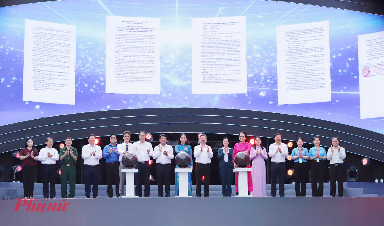 hiện nghi thức thỏa thuận hợp tác về công tác chuyển đổi số của Ủy ban Mặt trận Tổ quốc Việt Nam Thành phố