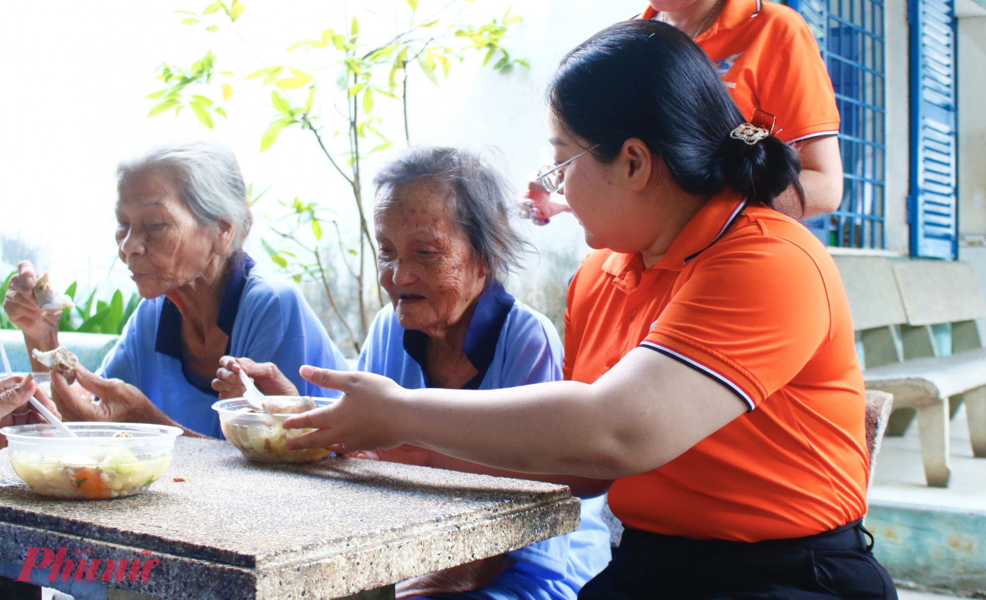  Bà Phạm Phương Khanh – Phó chủ tịch Ủy ban MTTQ Việt Nam phường, Chủ tịch Hội LHPN phường Bình Lợi Trung hỏi thăm, chăm lo bữa ăn cho các cụ