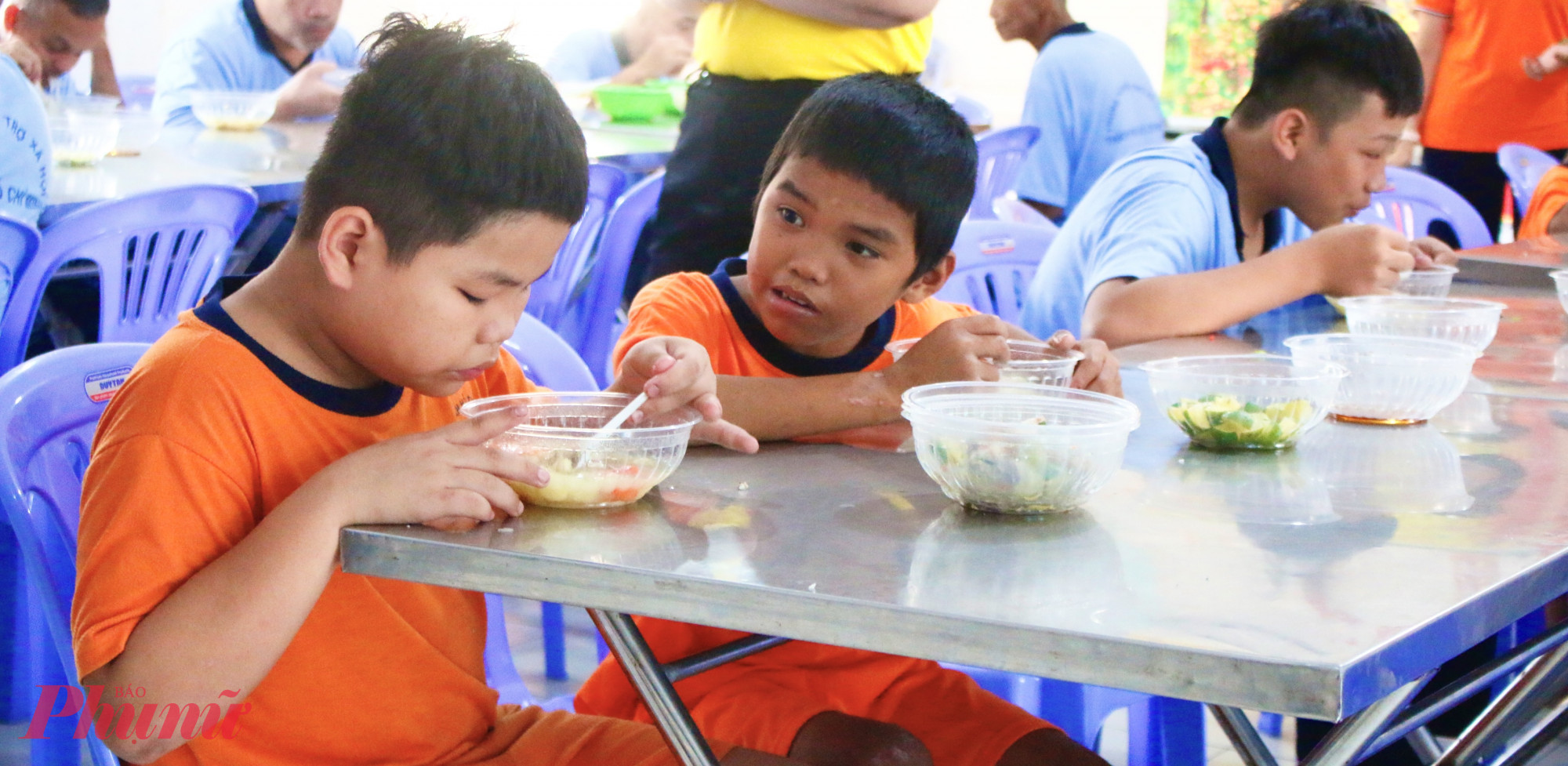 Các em nhỏ ăn ngon miệng