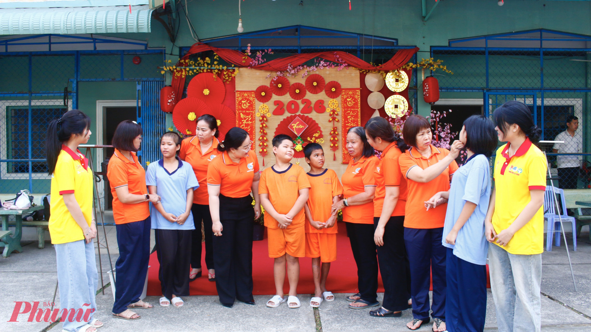 Hội LHPN phường và các bạn chiến sĩ xuân tình nguyện hỏi thăm các em nhỏ