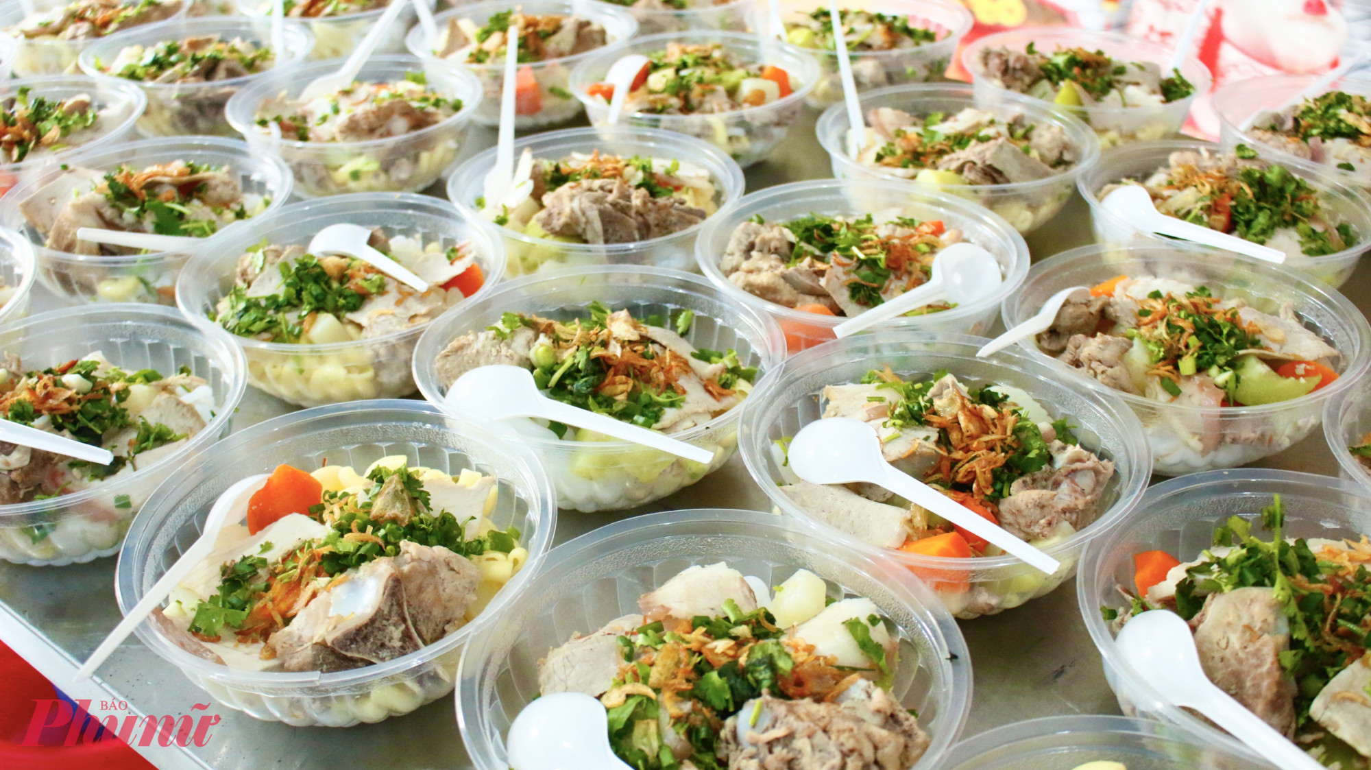 Hội LHPN phường chung tay nấu hơn 120 phần nui thịt nóng hổi, trao gửi đến các cụ và trẻ em như một món quà ấm áp, sẻ chia yêu thương trong dịp Tết.