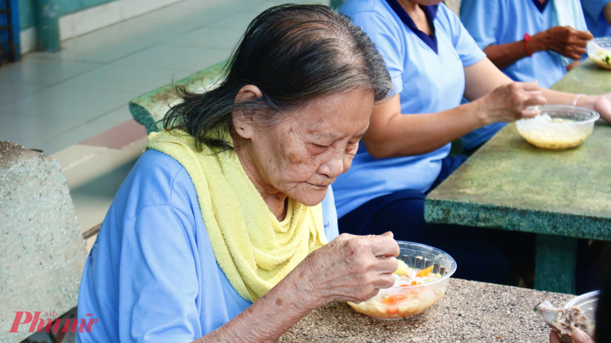 Các cụ già thưởng thức bữa ăn