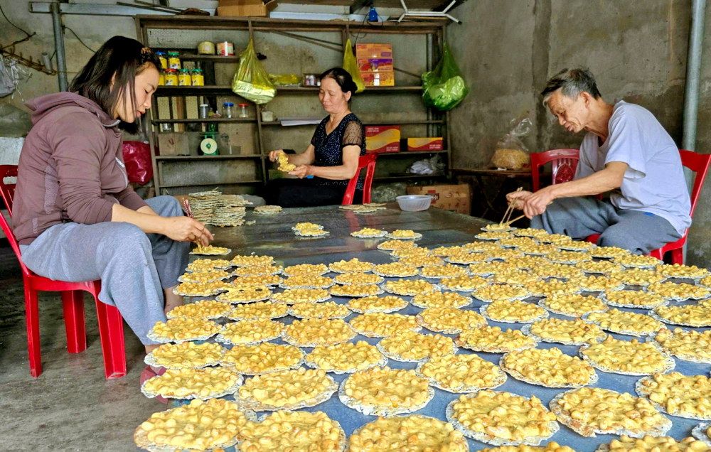 Nhân công làm việc xuyên đêm khi các cơ sở làm kẹo cu đơ ở Hà Tĩnh vào mùa cao điểm