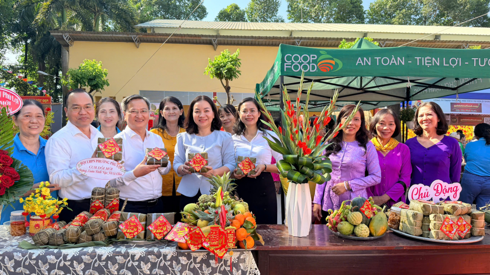  Bà Trương Thị Bích Hạnh - Ủy viên Ban Thường vụ Thành ủy, Phó chủ tịch Thường trực Ủy ban MTTQ Việt Nam TPHCM tham quan gia