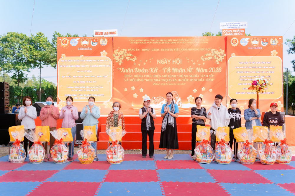 Hội LHPN phường trao quà tết đến nữ công nhân và phụ nữ khó khăn