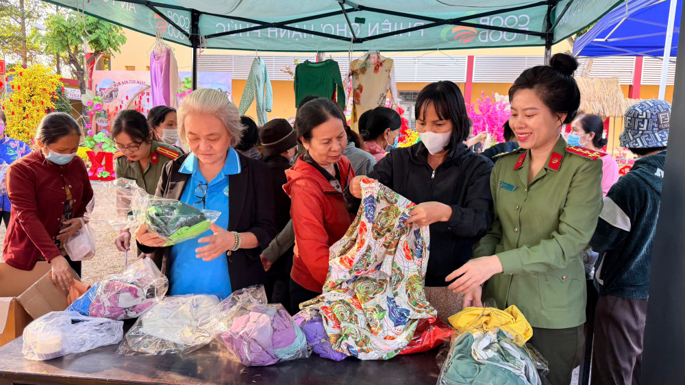 Gian hàng áo dài yêu thương được nhiều chị em phụ nữ ghé tham quan và lựa chọn - Ảnh: HN