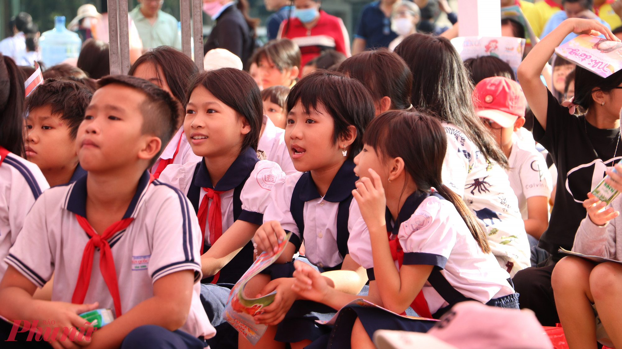 Học sinh hào hứng tương tác với các trò ảo thuật tại sự kiện - Ảnh: Thư Thư