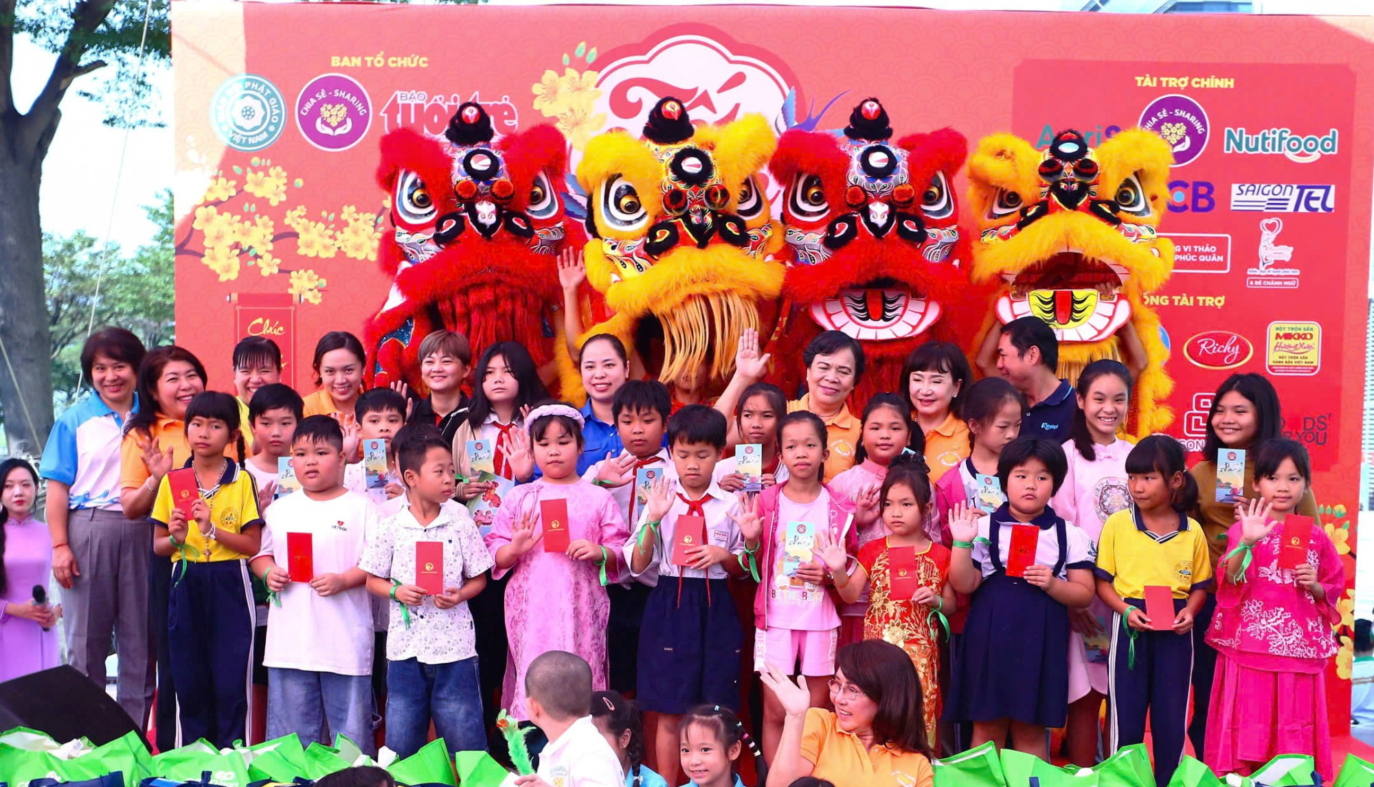 Các em thiếu nhi nhận học bổng tại chương trình - Ảnh: T.A.