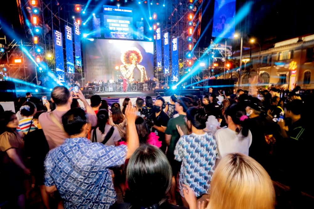 Các sự kiện ngoài trời của Liên hoan phim quốc tế TPHCM luôn thu hút đông đảo người xem - ẢNH: HƯƠNG NHU