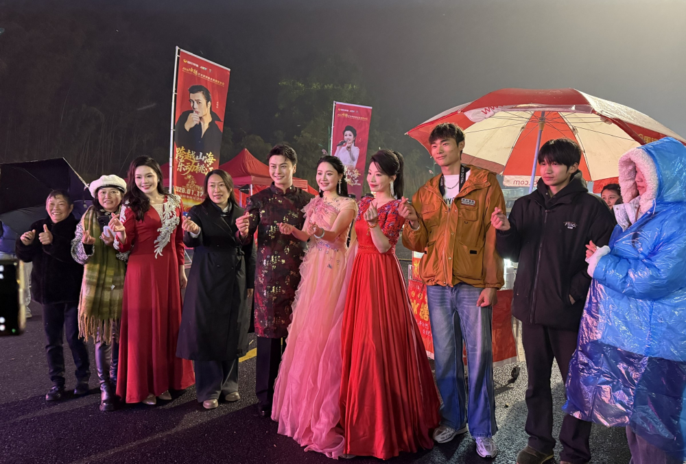 Các nghệ sĩ Việt - Trung tham gia đêm nhạc hữu nghị tại Đào Giang - Ảnh: NVCC