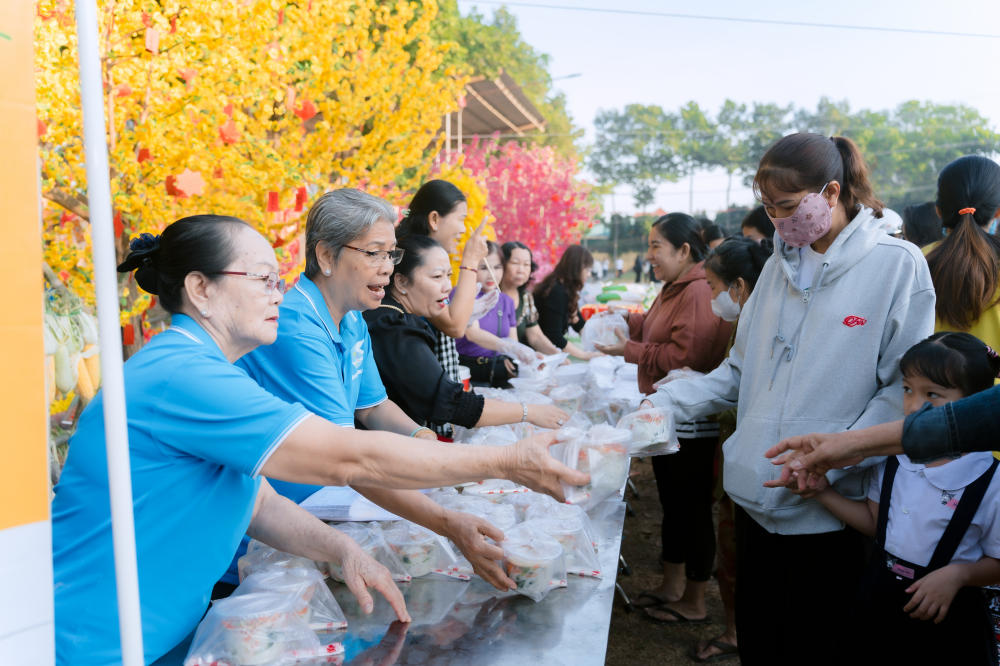 Hội LHPN phường trao suất ăn yêu thương đến người dân - Ảnh: HN
