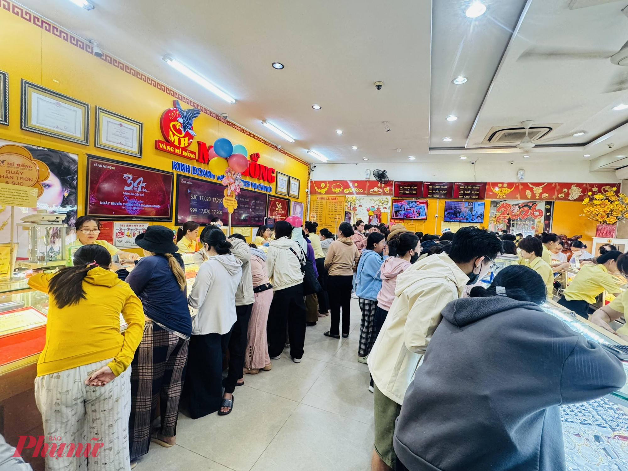 Bất kể khi vàng tăng cao nhất lịch sử hay giảm mạnh, lượng người kéo đến các cửa hàng vàng vẫn không có sự khác biệt