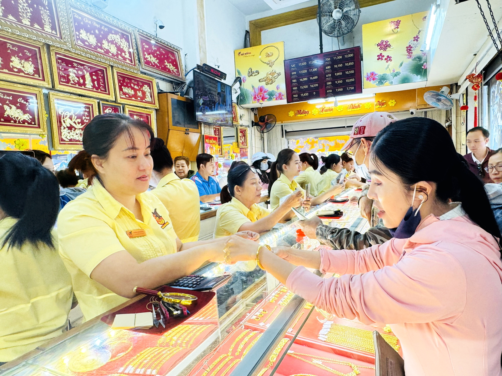 Rất đông người xếp hàng chờ mua vàng tại cửa hàng của Công ty TNHH Mi Hồng