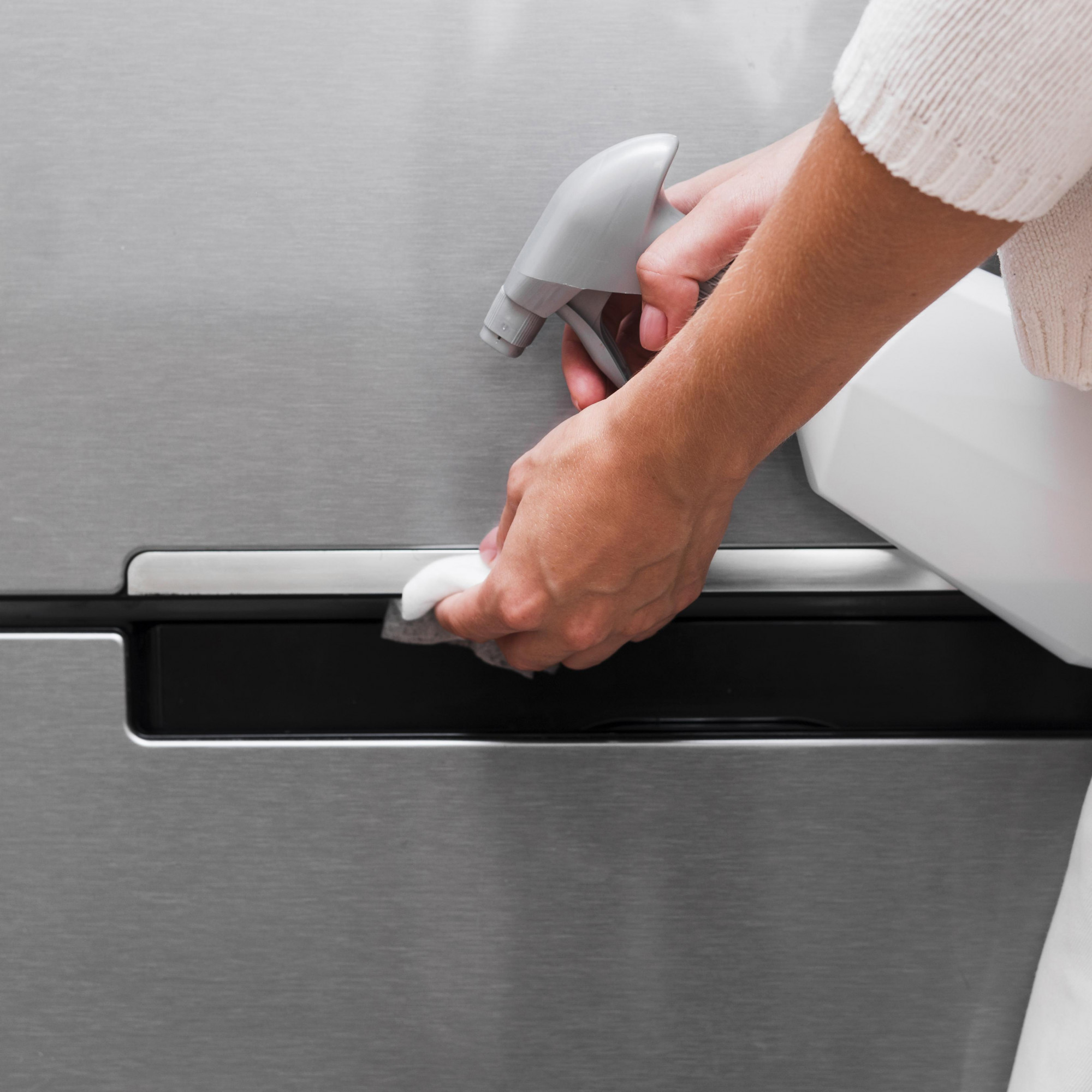 Cần vệ sinh tủ lạnh chuyên sâu và định kỳ. Ảnh minh hoạ: Freepik