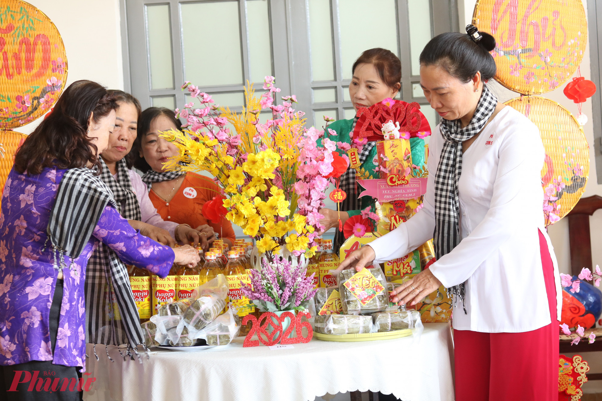 Cán bộ, hội viên phụ nữ trên địa bàn phường Tam Bình cùng trổ tài trang trí gian hàng tết gắn với thông điệp “Xuân yêu thương – Tết nghĩa tình” - Ảnh: Mẫn Nhi