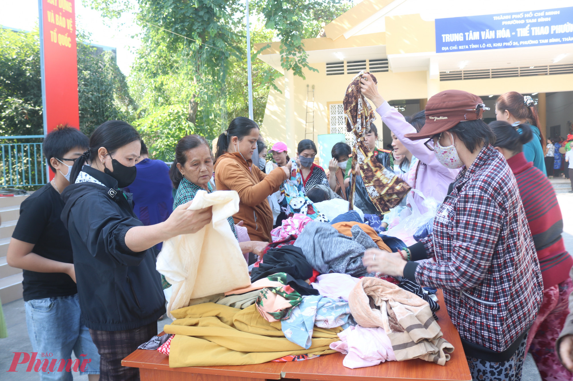 Tại phiên chợ, ban tổ chức cũng chuẩn bị nhiều quần áo (đã qua sử dụng nhưng còn mới và đã được giặt sạch) để các dì, các chị thoải mái chọn cho mình và người thân những bộ đồ vừa vặn, ưng ý nhất - Ảnh: Mẫn Nhi