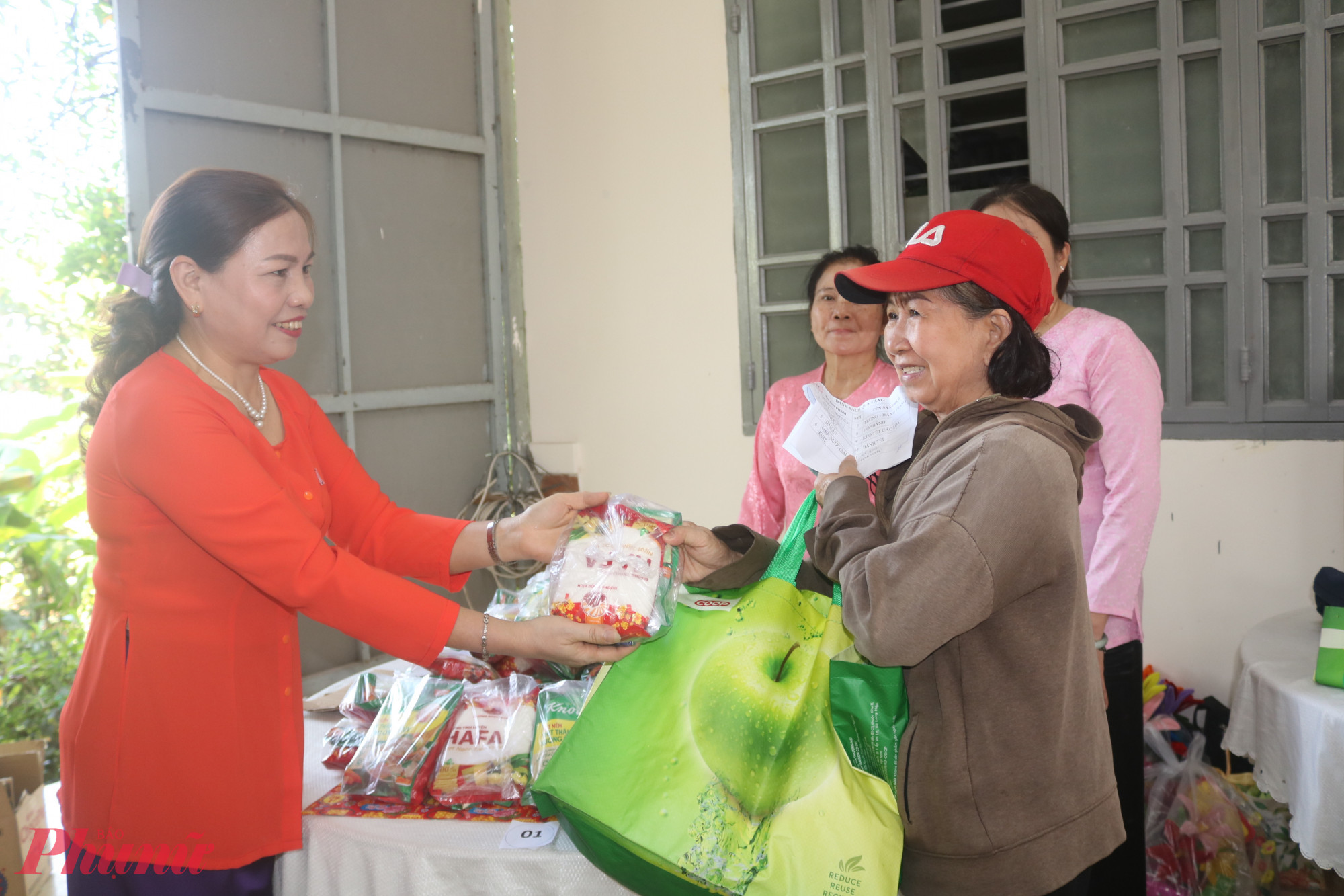 Chị em nhận quà từ phiên chợ tết “0 đồng” của hội - Ảnh: Mẫn Nhi