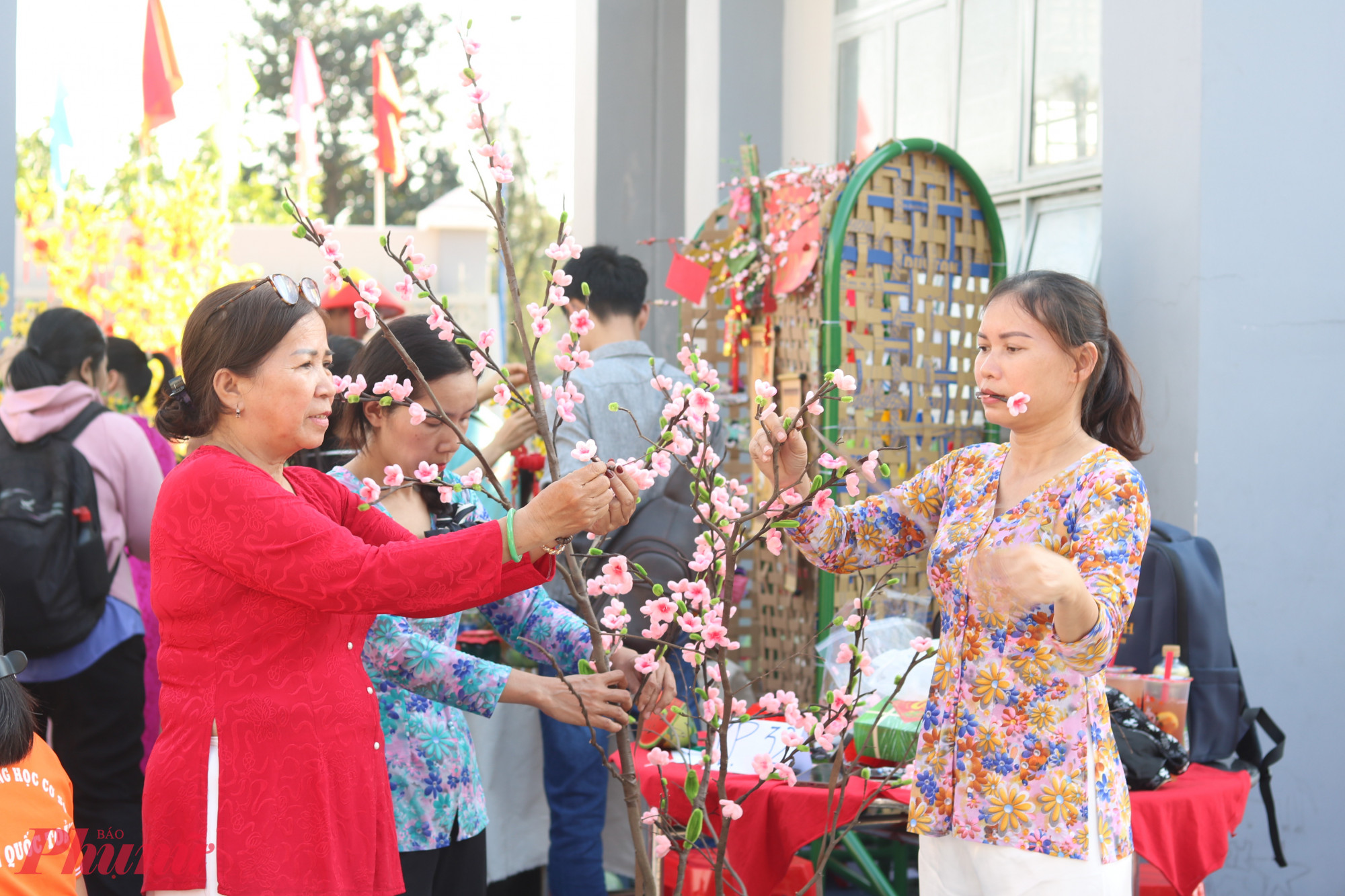 Khu vực diễn ra hội thi trang trí mai, đào. Có 46 đội thi, và ban tổ chức đã trao 11 giải thưởng - Ảnh: Mẫn Nhi