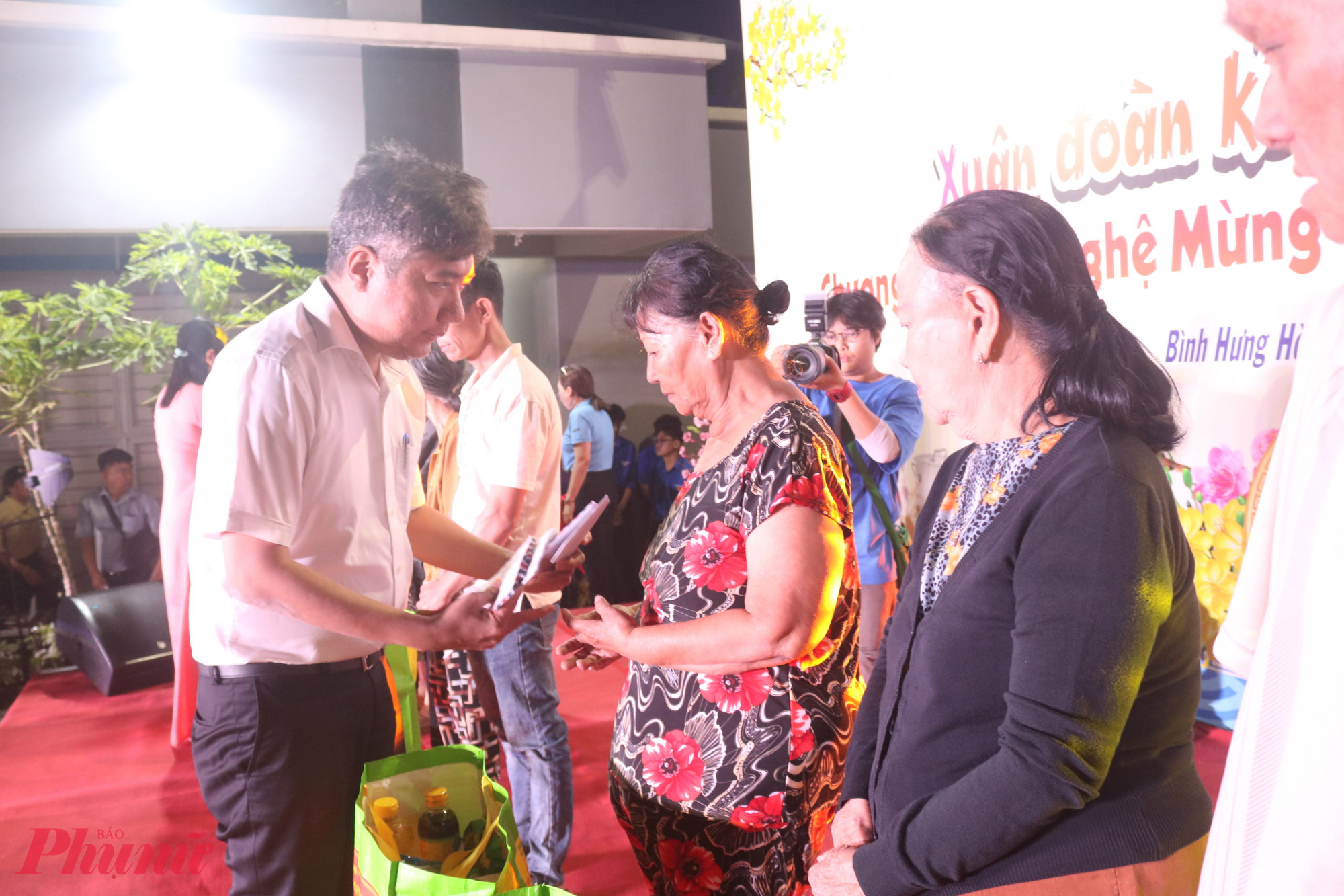 Ông Nguyễn Việt Quế Sơn – Bí thư Đảng ủy, Chủ tịch HĐND phường Bình Hưng Hòa trao quà tết đến đại diện các hộ dân - Ảnh: Mẫn Nhi