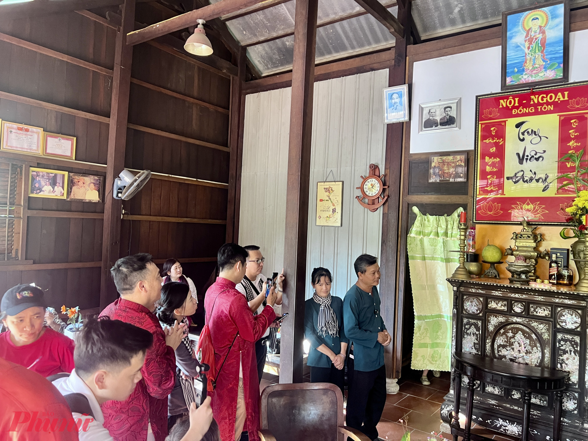 Tại đây, du khách được tìm hiểu cách bố trí nhà vườn Nam Bộ truyền thống, chiêm ngưỡng bộ lư đồng, tủ thờ khảm trai và nghe giới thiệu về ý nghĩa phong tục thờ cúng tổ tiên của người dân miền Tây Nam Bộ. Chủ nhà còn trực tiếp hướng dẫn têm trầu cánh phượng, mời khách thưởng thức bánh lọt dân dã.