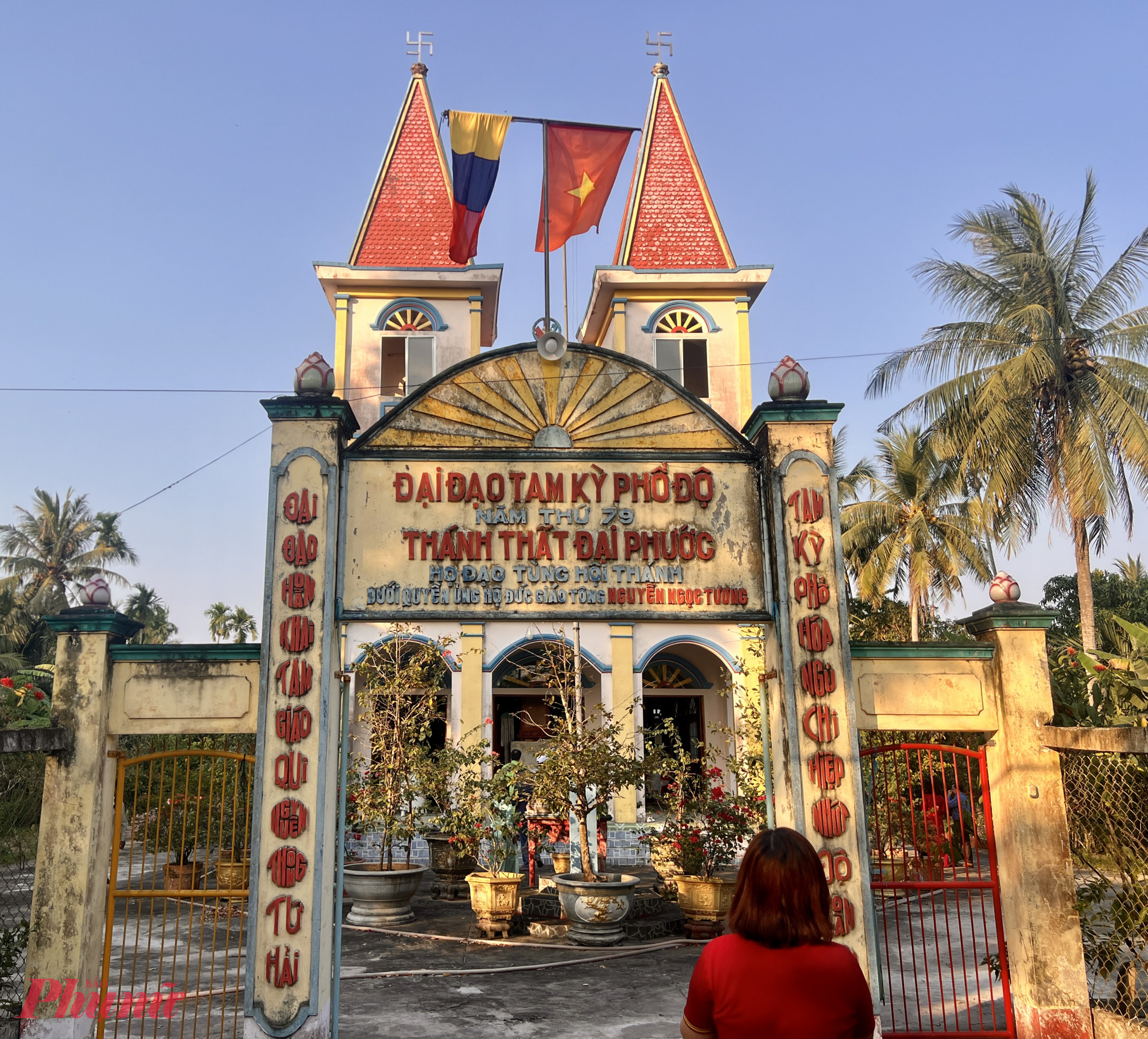 Điểm tiếp sau nhà Nguyễn Ngọc là thánh thất Cao Đài, tại đây du khách sẽ được tham quan, tìm hiểu về một tôn giáo của Việt Nam.