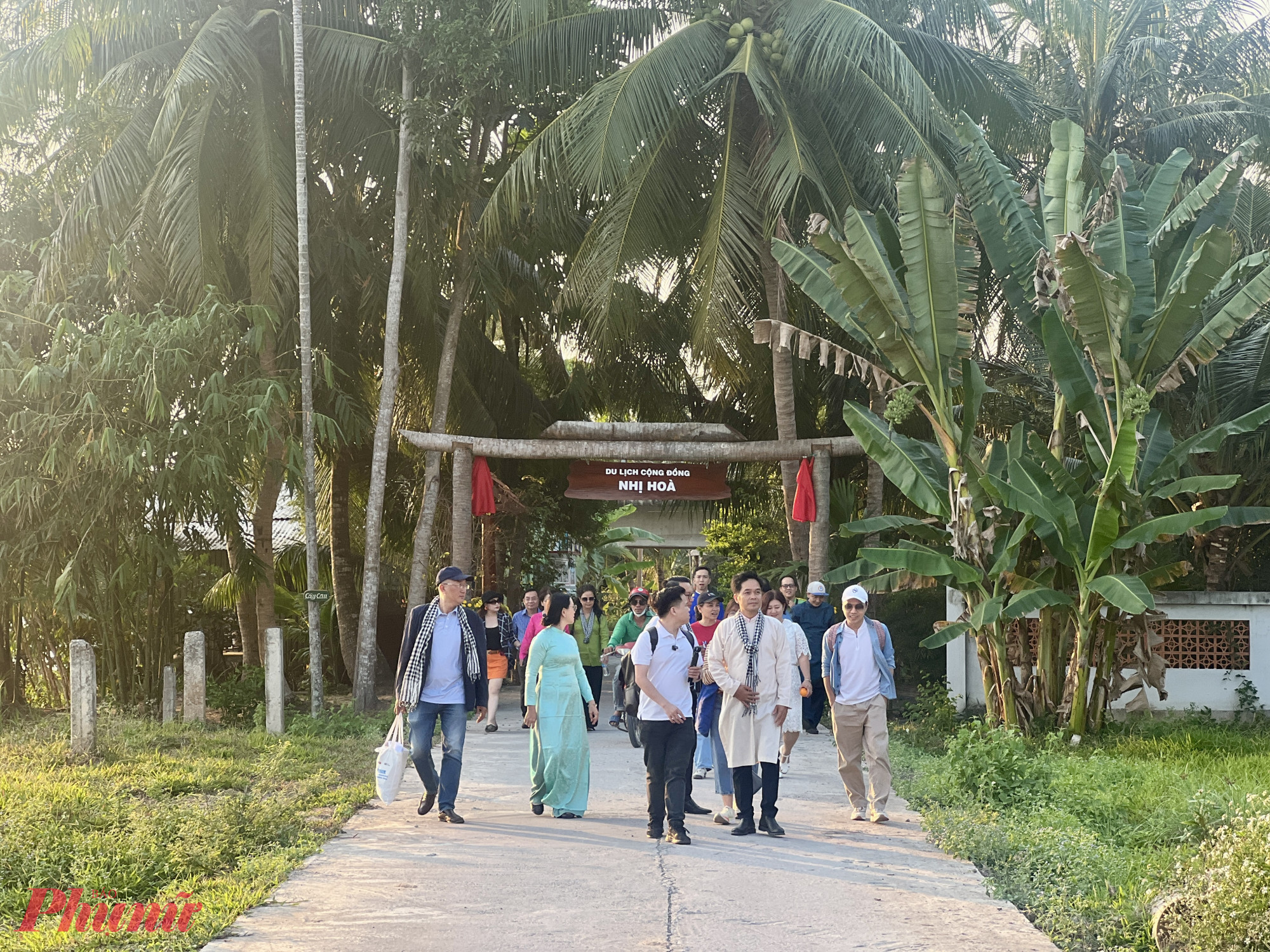 Cách TPHCM khoảng 130km, mất chừng 2–3 giờ di chuyển, làng Nhị Hòa (Vĩnh Long) đang trở thành một điểm đến du lịch cộng đồng mới cho du khách muốn “đổi gió” dịp Tết. Không phải khu du lịch được dàn dựng sẵn, Nhị Hòa mở ra trải nghiệm về một ngôi làng ven sông còn giữ nhịp sống nguyên bản, nơi du khách có thể chạm vào không khí Tết miền sông nước bằng những sinh hoạt rất đời thường.