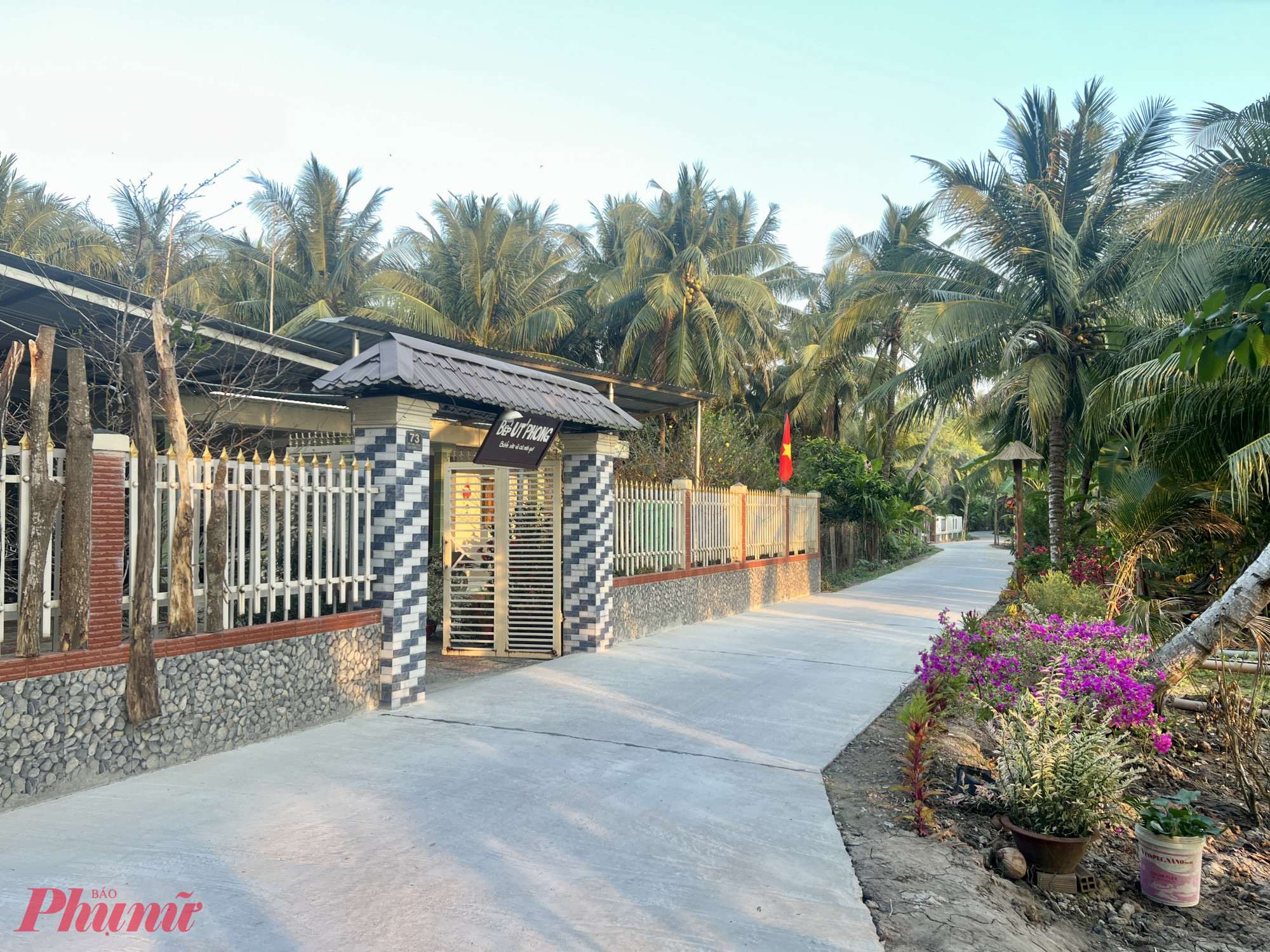 Con đường nông thôn tại Nhị Hoà, khi làm du lịch cộng đồng được chăm chút cảnh quan kỹ lượng hơn.