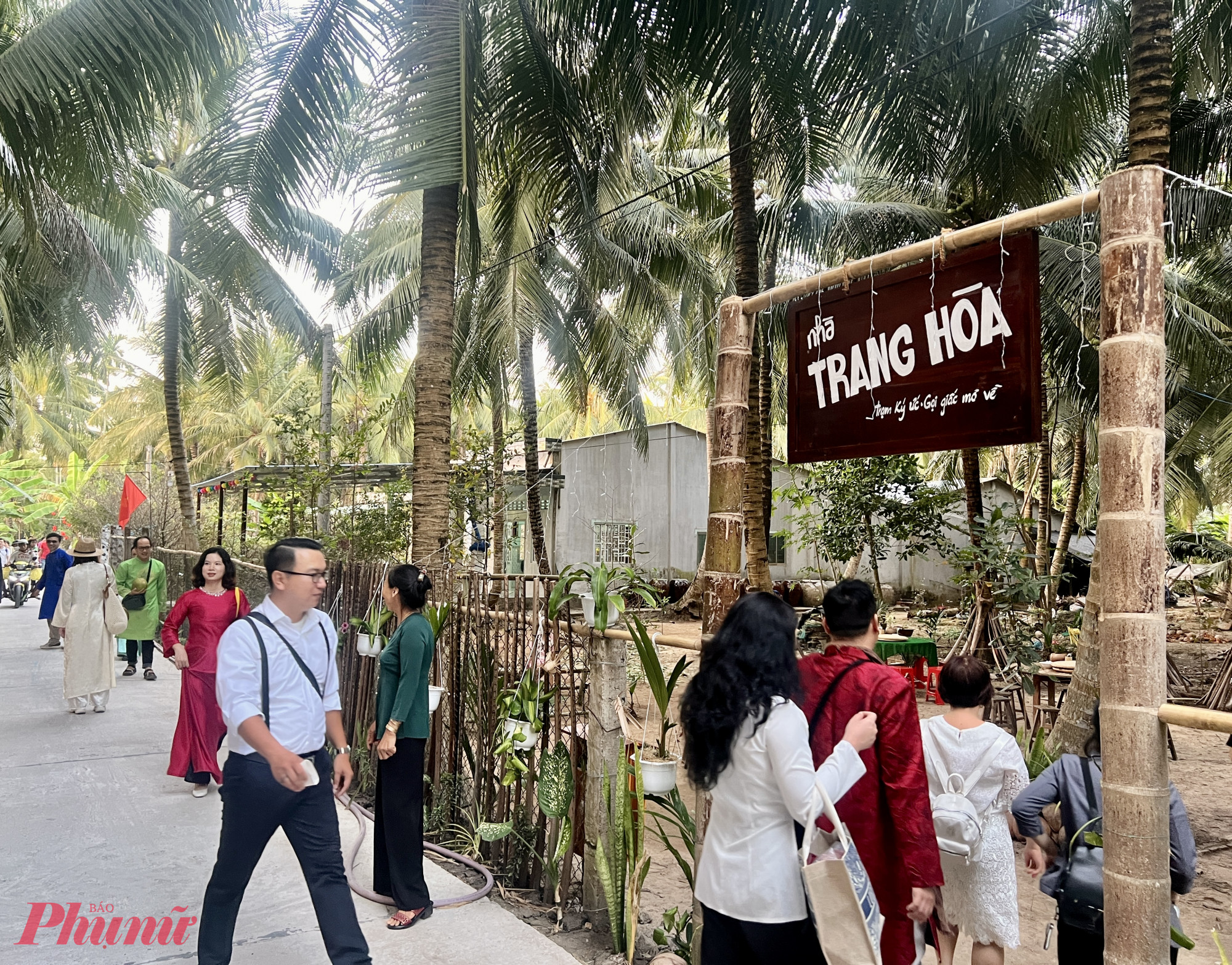 Tiếp nối hành trình, ghé nhà Út Phong, nhà Trang Hòa, du khách được đón tiếp như người thân trở về ăn Tết, với hình ảnh ba má trong bộ bà ba xanh nền nã, cùng các món bánh nậm, sâm vò, bánh lá… và những câu chuyện xóm làng mộc mạc, ấm áp.