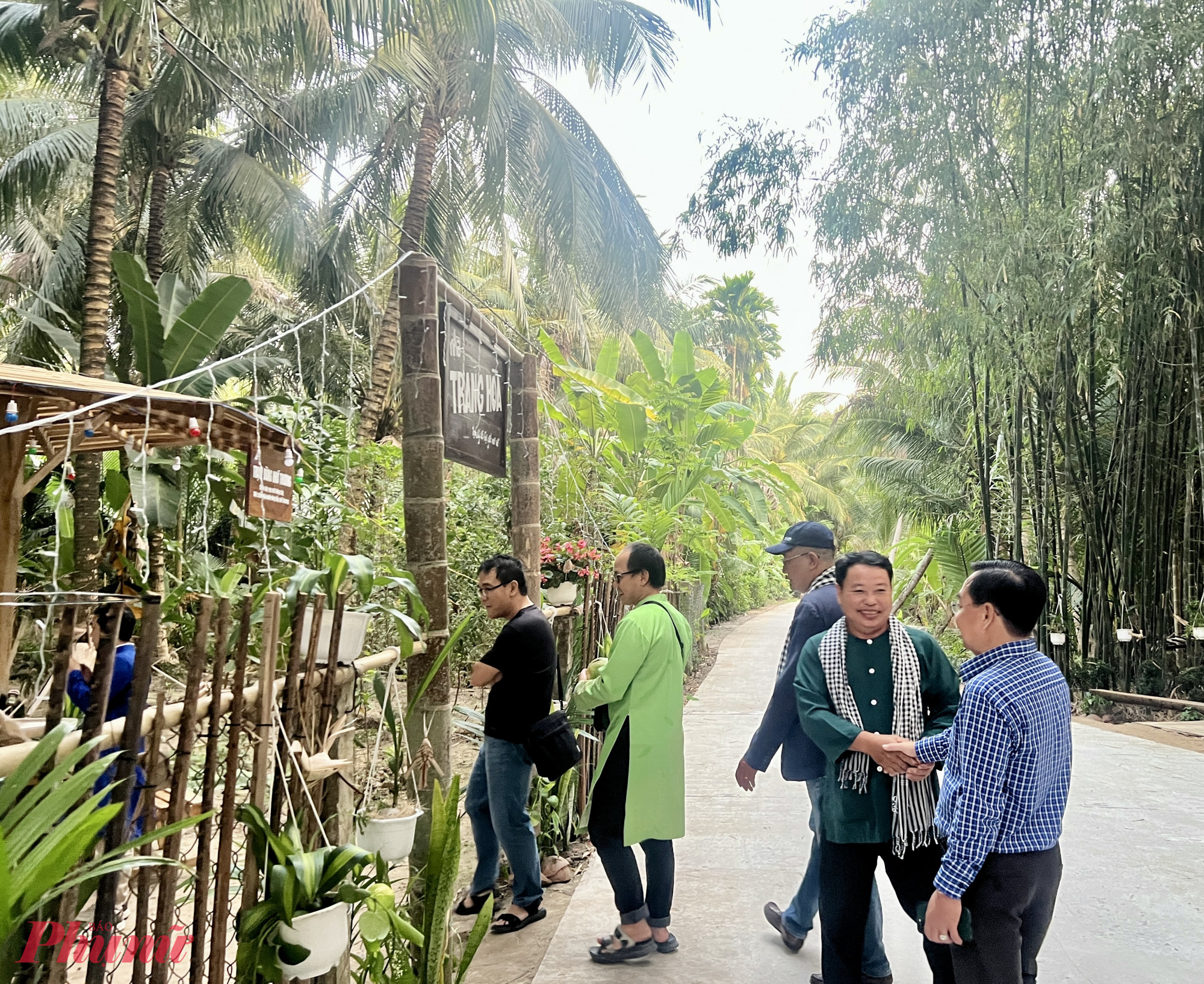 Khác với nhiều tour trải nghiệm mang tính trình diễn, ở Nhị Hòa, người dân không “diễn” cho khách xem. Nhịp sống vẫn diễn ra tự nhiên, và du lịch đóng vai trò như chiếc cầu nối để du khách cùng tham gia, cùng hiểu và cùng chia sẻ. Chính sự chân thật này tạo nên cảm giác thư giãn và kết nối – yếu tố ngày càng được du khách đô thị tìm kiếm trong các chuyến đi ngắn ngày.