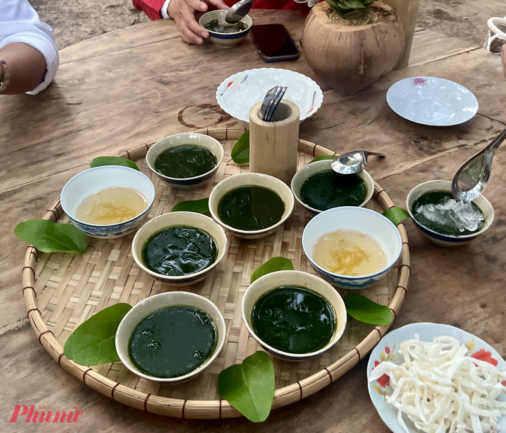 Tại nhà Trang Hoà du khách được thưởng thức món sâm vò ăn với nước đường, món ăn mát lành, ngọt thanh khiến du khách thích thú.