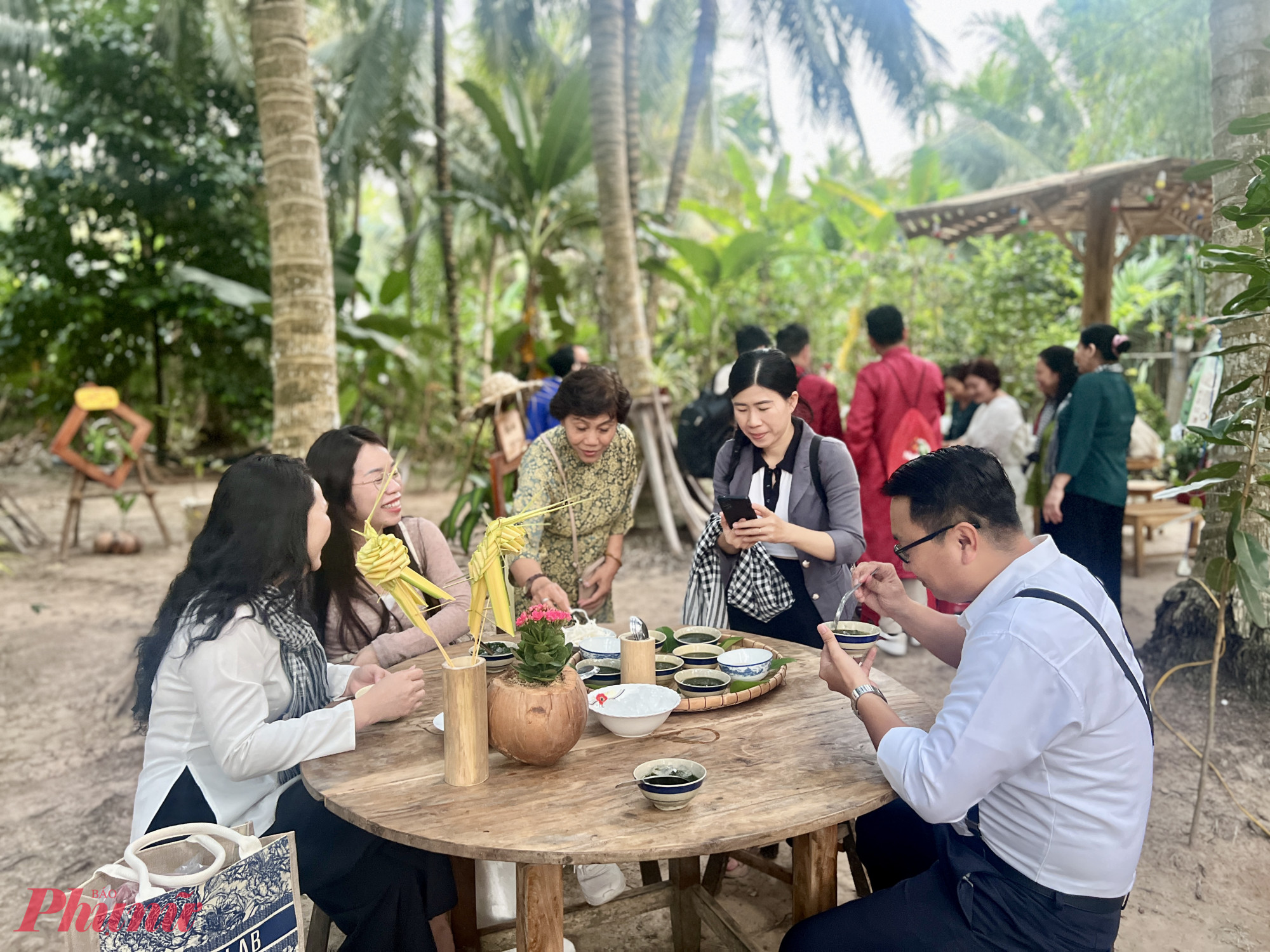 Du khách đến nhà các hộ dân sẽ được thưởng thức hơn chục món ăn do các nhà dân chuẩn bị.